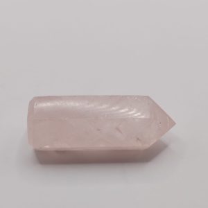 Obelisco de cuarzo rosa