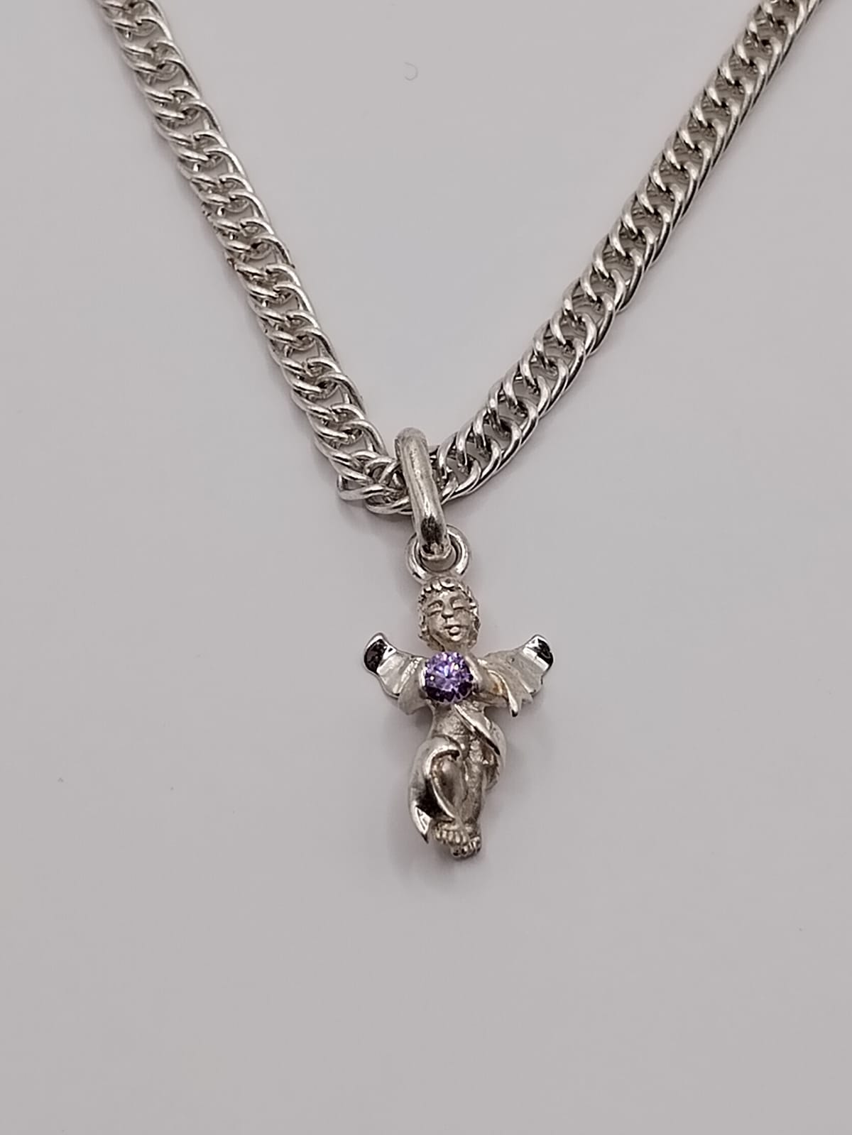 Dije especial de ángel con Piedra morada
